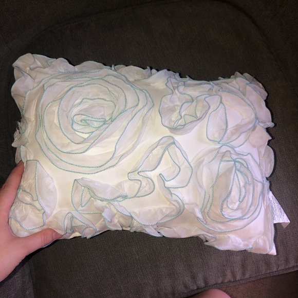 floral accent pillow - Picture 3 of 4